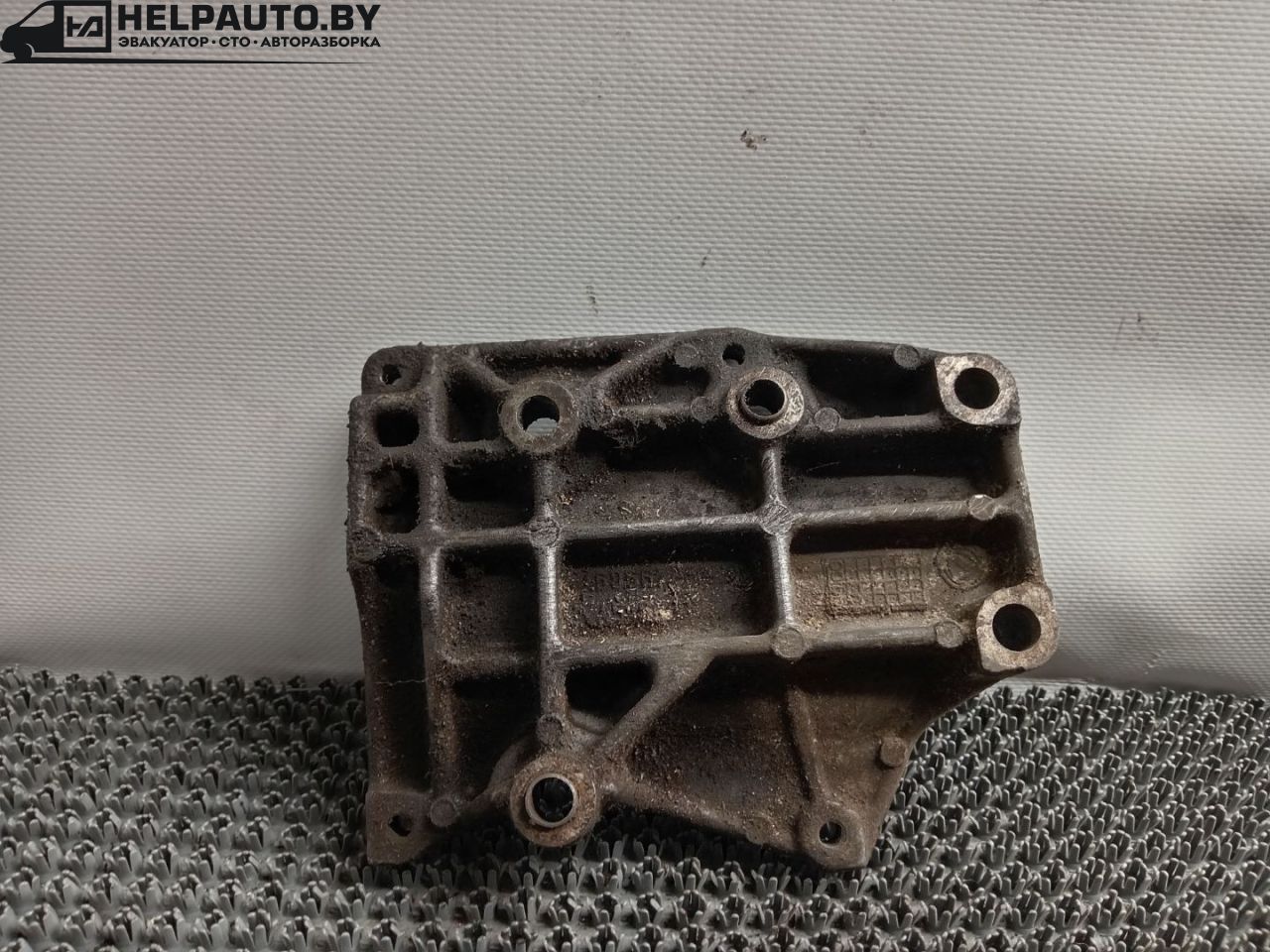 кронштейн компрессора кондиционера Fiat Punto 2 поколение 2002, 1.8 л., 188 A6.000, бензин, МКПП, серый, хетчбэк 3 дв., передний привод - фото №1