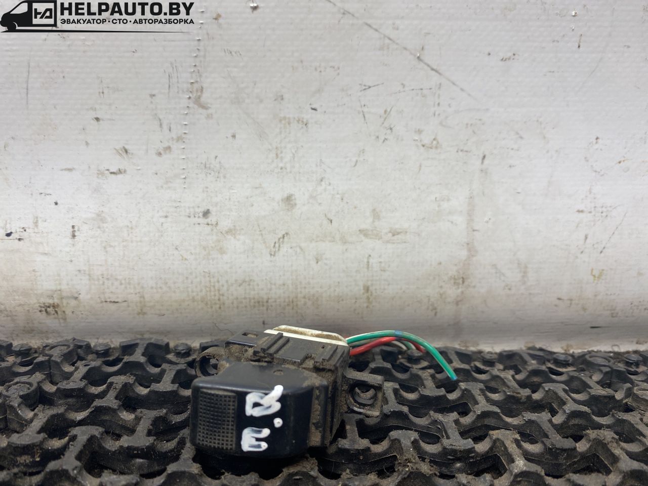 кнопка стеклоподъемника двери передней правой Mazda 626 GF 1997, 2.0 л., дизель, МКПП, зелёный, седан, передний привод - фото №1