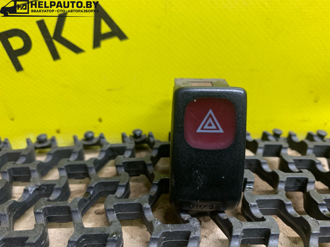 кнопка аварийной сигнализации Volkswagen Golf 2 поколение 1990, 1.6 л., дизель, МКПП, черный, хетчбэк 3 дв., передний привод - фото №1