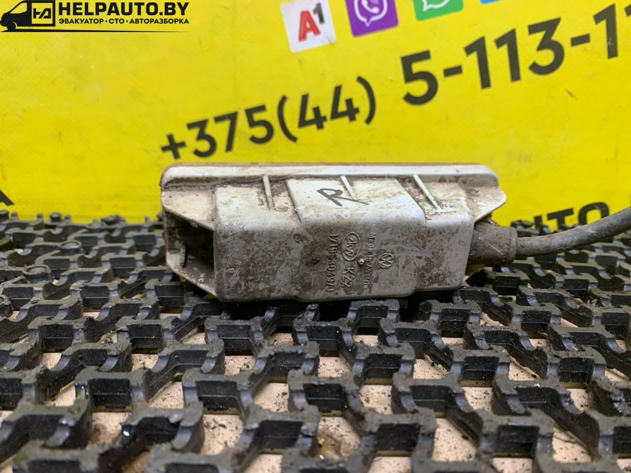 поворотник правый Volkswagen Golf 2 поколение 1990, 1.6 л., дизель, МКПП, черный, хетчбэк 3 дв., передний привод - фото №1