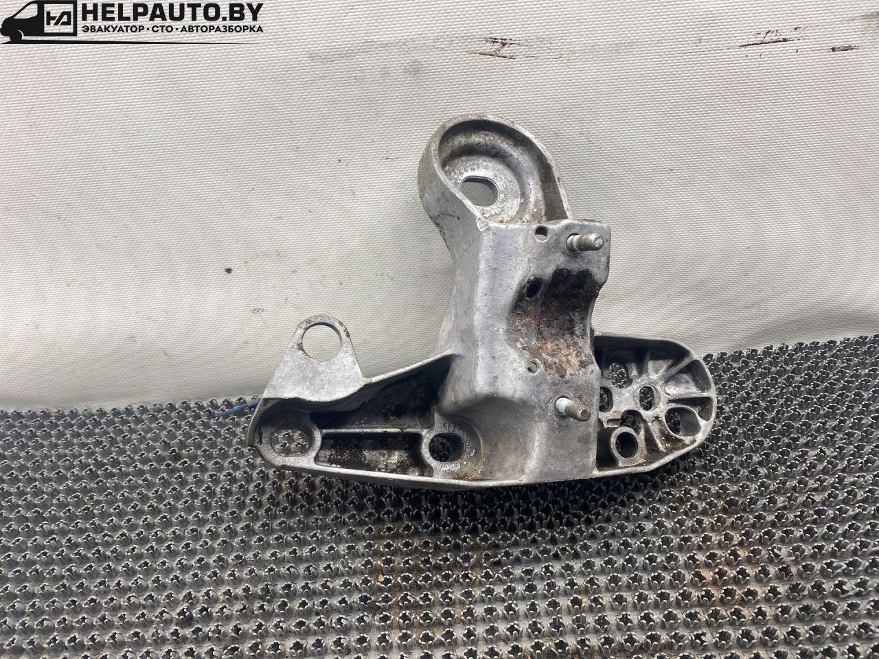 кронштейн двигателя Audi A4 B5 1999, 1.8 л., бензин, АКПП, черный, универсал, передний привод - фото №1