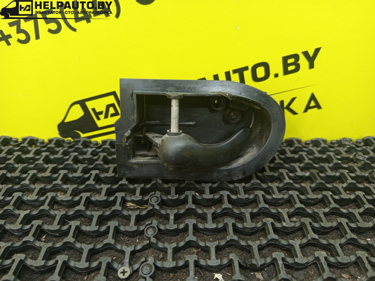 ручка внутренняя задняя левая Ford Mondeo 2 поколение 1997, 2.0 л., бензин, МКПП, черный, универсал, передний привод - фото №1