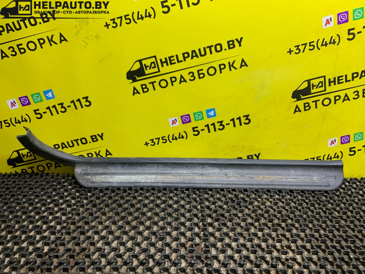 накладка на порог внутренняя Mitsubishi Carisma 1 поколение (1995 - 1999), 1.8 л., 4G93 (GDI), бензин, МКПП, серебро, хетчбэк 5 дв., передний привод - фото №1