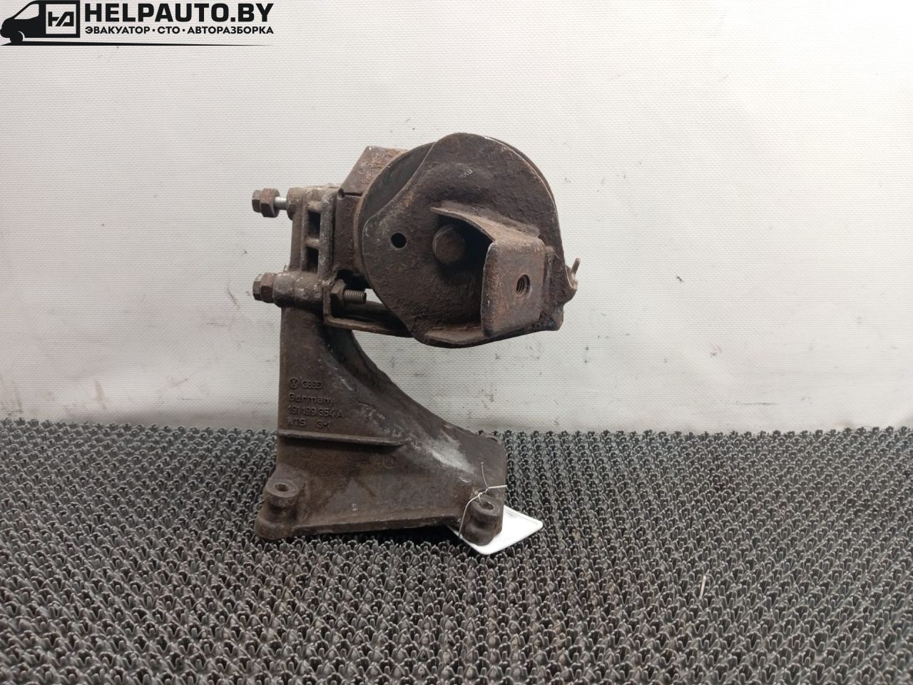 кронштейн двигателя Volkswagen Golf 2 поколение 1988, 1.6 л., 1F, бензин, МКПП, белый, хетчбэк 5 дв., 191199354A - фото №1