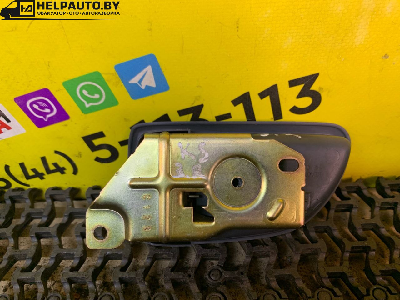 ручка внутренняя задняя правая Kia Sorento 1 поколение 2005, 2.5 л., D4CB, дизель, АКПП, черный, внедорожник 5 дв., полный подключаемый привод - фото №1