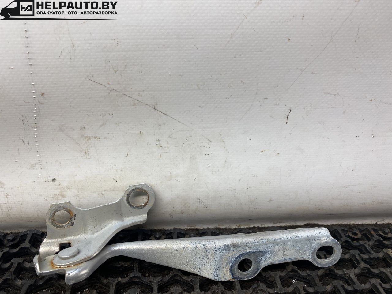 петля капота левая Toyota Yaris P1 2001, 1.0 л., 1SZ-FE, бензин, МКПП, серебро, хетчбэк 5 дв., передний привод - фото №1