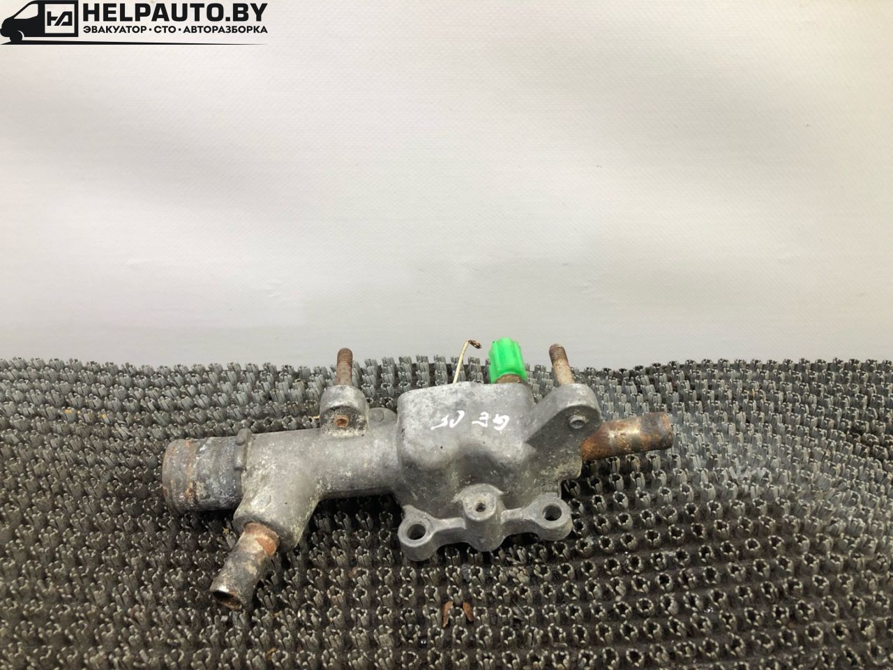 корпус термостата Mazda 626 GE 1994, 1.8 л., FP, бензин, МКПП, бордовый, седан, передний привод - фото №1