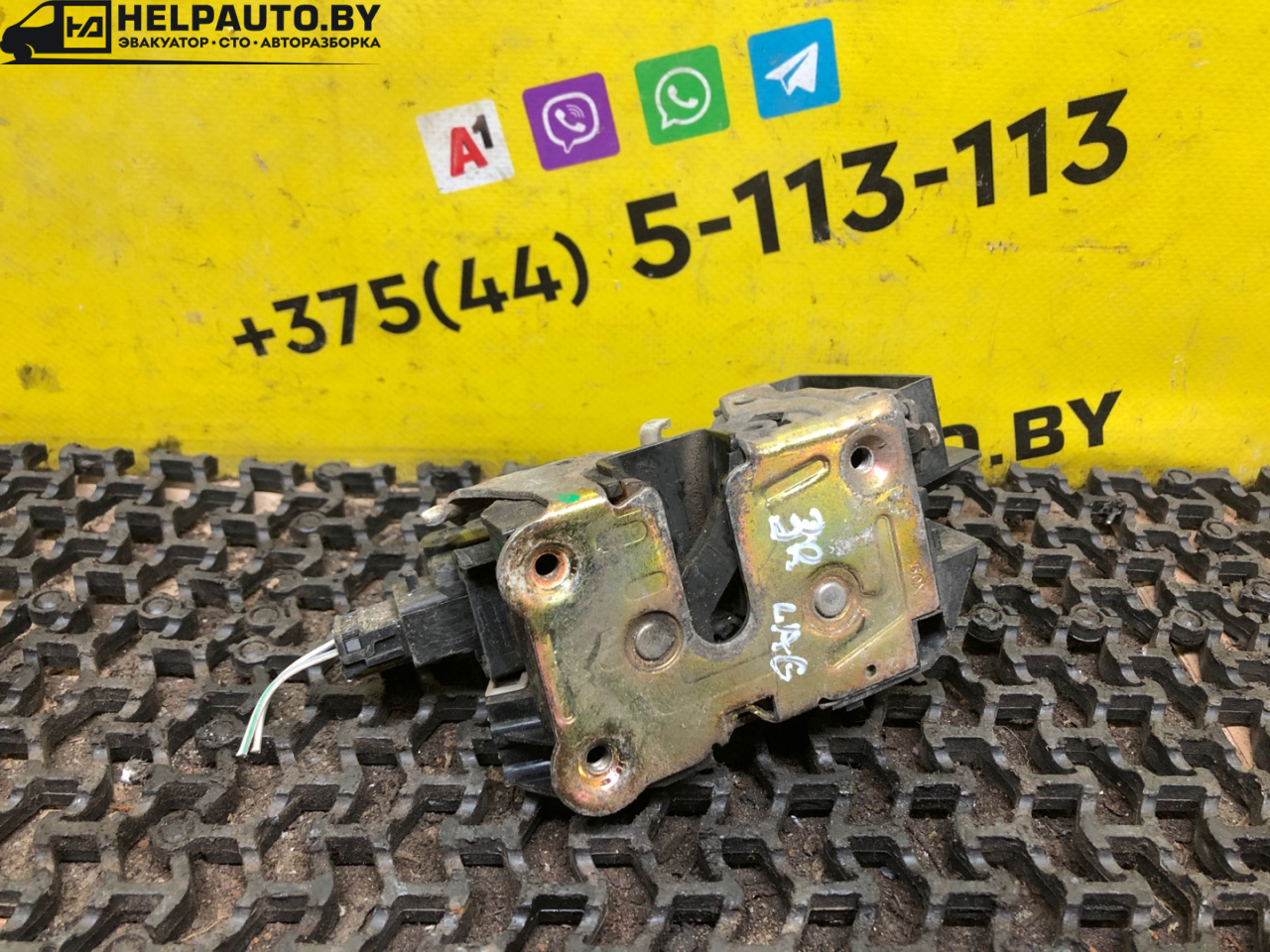 замок двери задней правой Renault Laguna 1 поколение 1994, 2.0 л., F3R 200, бензин, МКПП, бордовый, хетчбэк 5 дв., передний привод - фото №1
