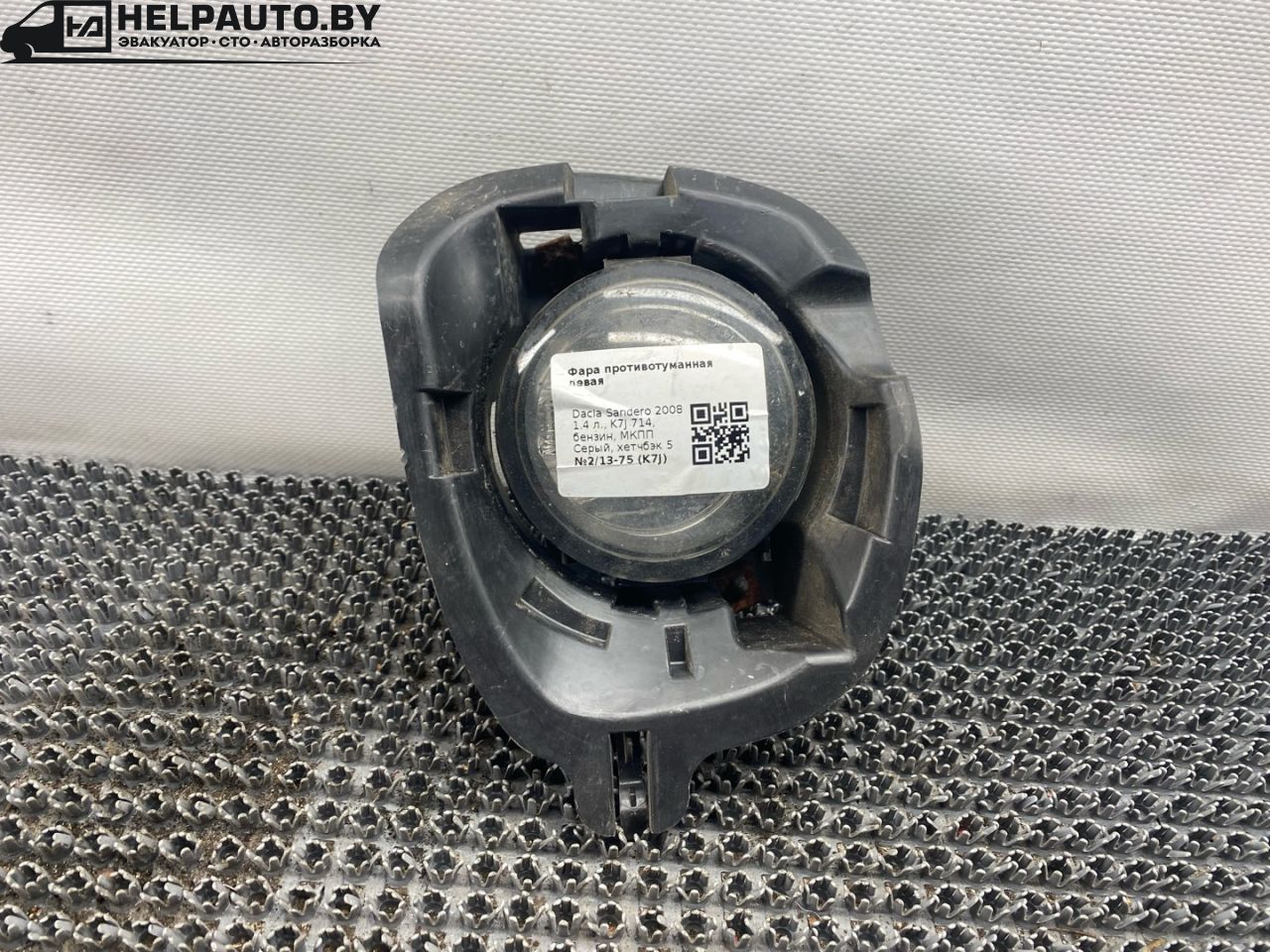 фара противотуманная левая Dacia Sandero 1 поколение 2008, 1.4 л., K7J 714, бензин, МКПП, серый, хетчбэк 5 дв., передний привод - фото №1