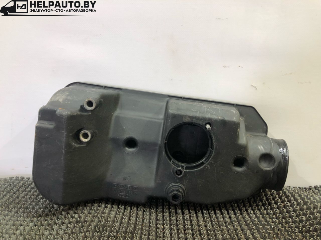 корпус воздушного фильтра Ford Mondeo 1 поколение 1996, 2.0 л., бензин, МКПП, серебристый, седан, передний привод - фото №1