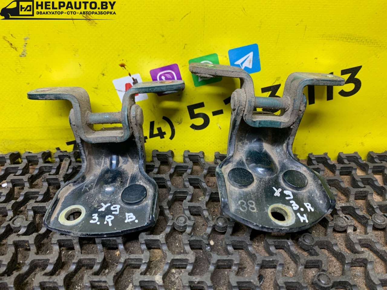 петля двери Mazda Xedos 9 1 поколение 1996, 2.5 л., бензин, МКПП, темно синий, седан, передний привод - фото №1
