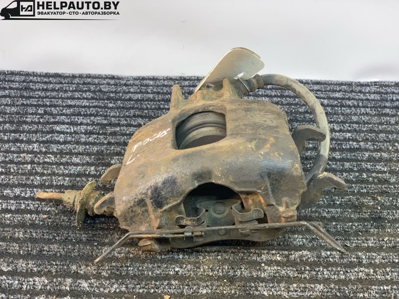 суппорт передний левый Ford Focus 1 поколение 2001, 1.8 л., дизель, МКПП, синий, универсал, передний привод - фото №1