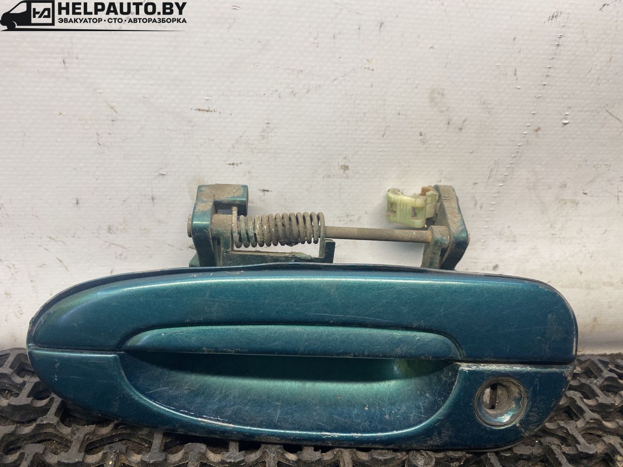 ручка наружная Mazda 626 GF 1997, 2.0 л., дизель, МКПП, зелёный, седан, передний привод - фото №1
