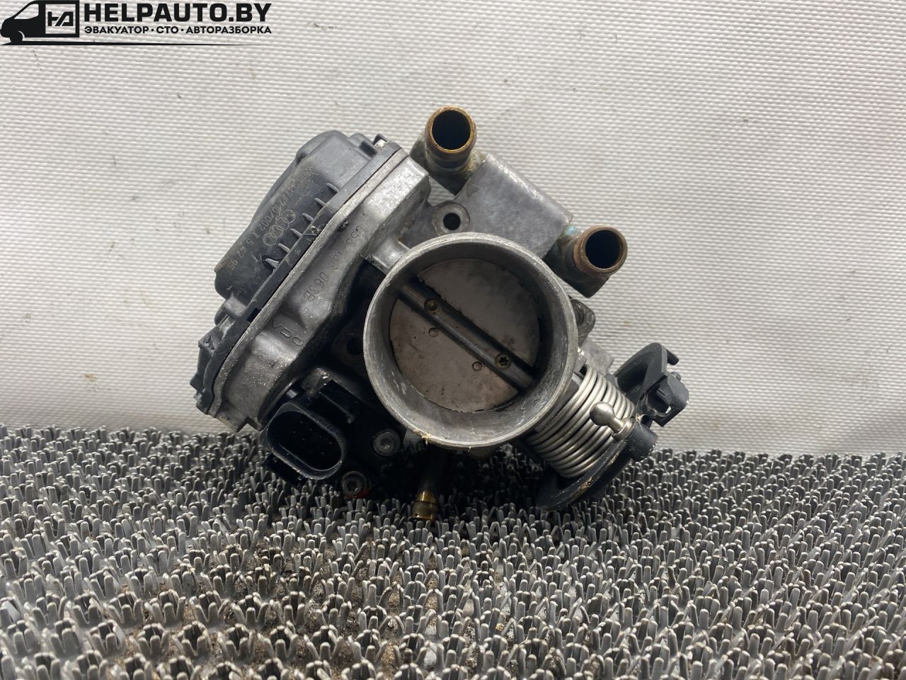 заслонка дроссельная Audi A4 B5 1999, 1.8 л., бензин, АКПП, черный, универсал, передний привод - фото №1