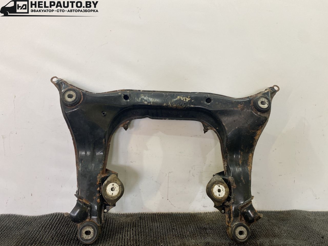 балка подвески передняя (подрамник) Audi A4 B5 1999, 1.8 л., бензин, АКПП, черный, универсал, передний привод - фото №1