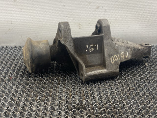 кронштейн (крепление) Audi 100 С3 (1982 - 1988), 1.9 л., бензин