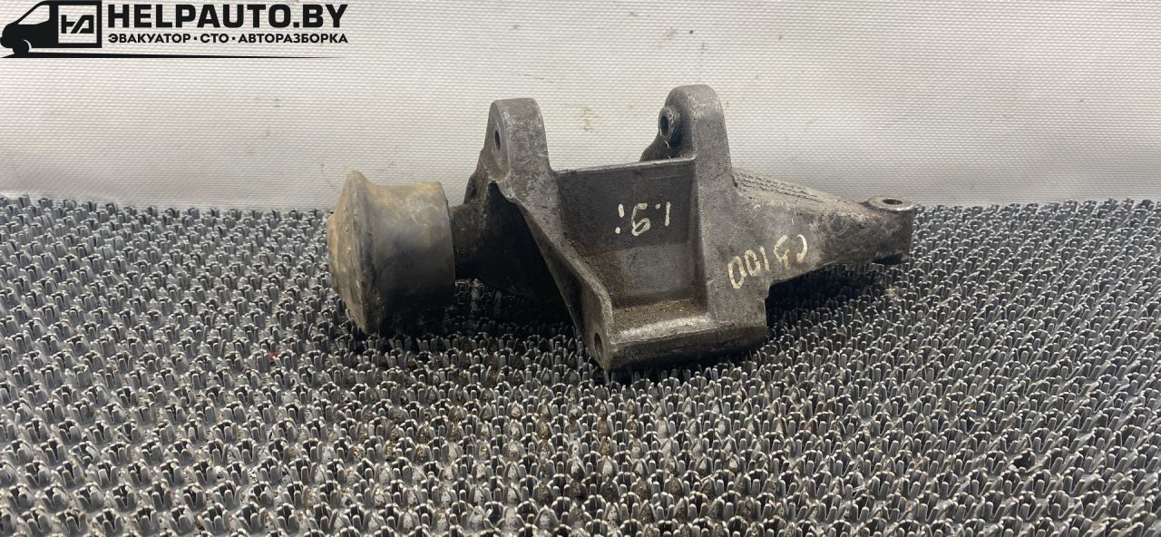 кронштейн (крепление) Audi 100 С3 (1982 - 1988), 1.9 л., бензин - фото №1