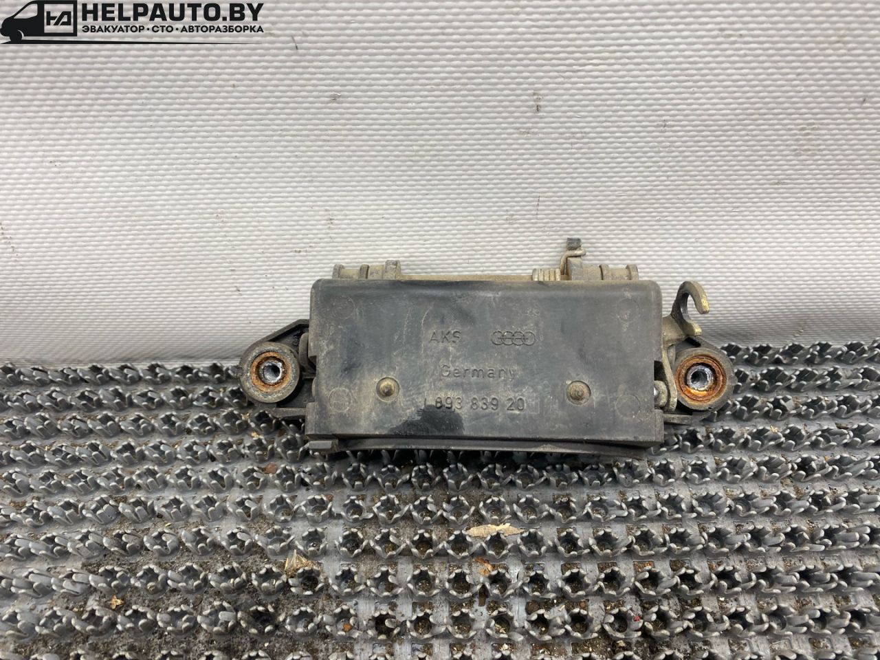 ручка наружная задняя правая Audi 80 B3 89/B3 1991, 1.8 л., бензин, МКПП, серебристый, седан, передний привод - фото №1