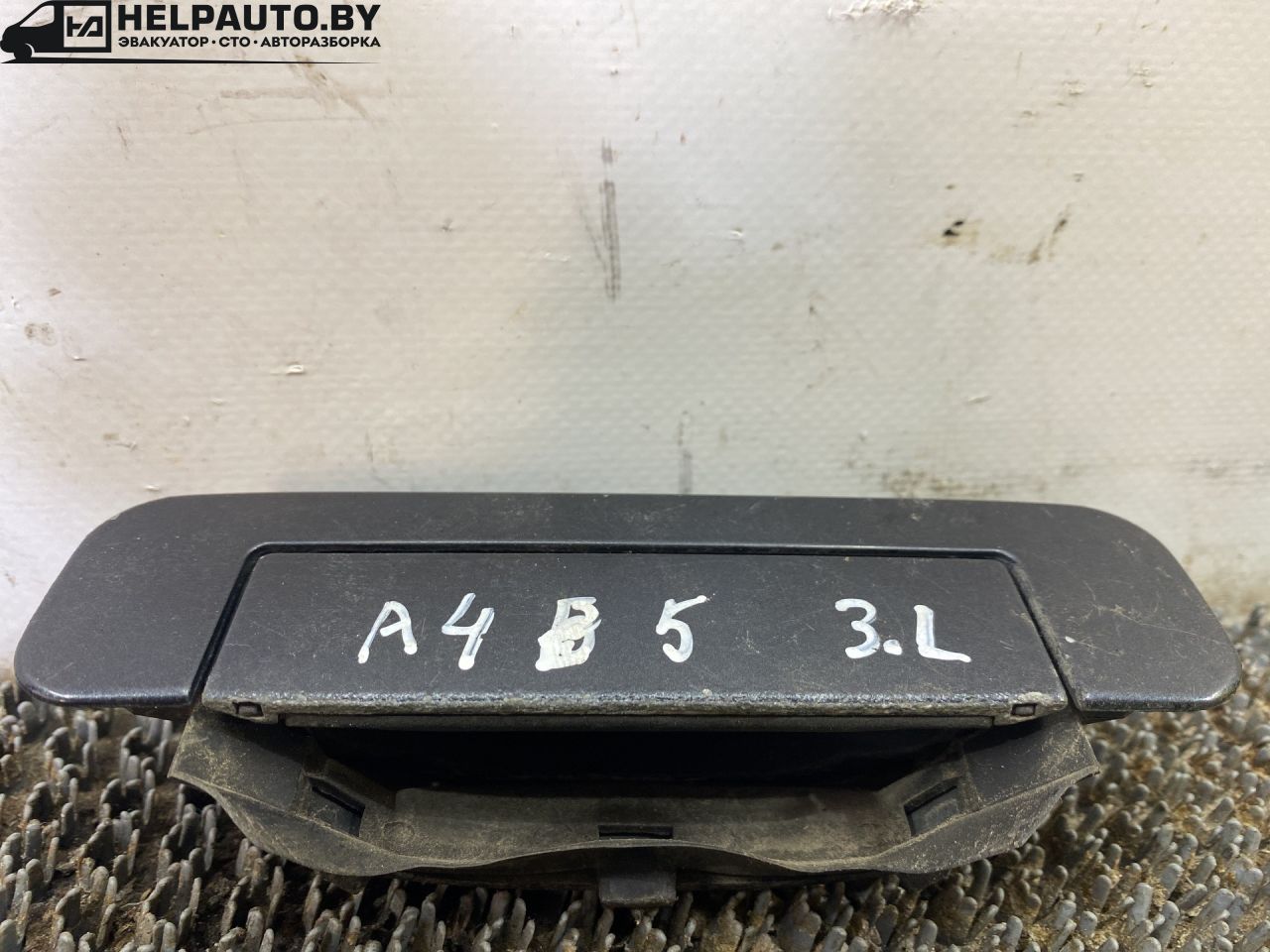 ручка наружная задняя левая Audi A4 B5 1999, 1.8 л., бензин, АКПП, черный, универсал, передний привод - фото №1
