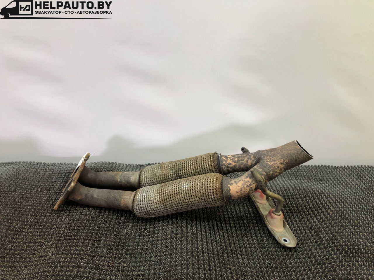 труба приемная глушителя Volkswagen Jetta 5 поколение 2010, 1.6 л., BSE, бензин, 5МКПП, синий, седан, передний привод - фото №1