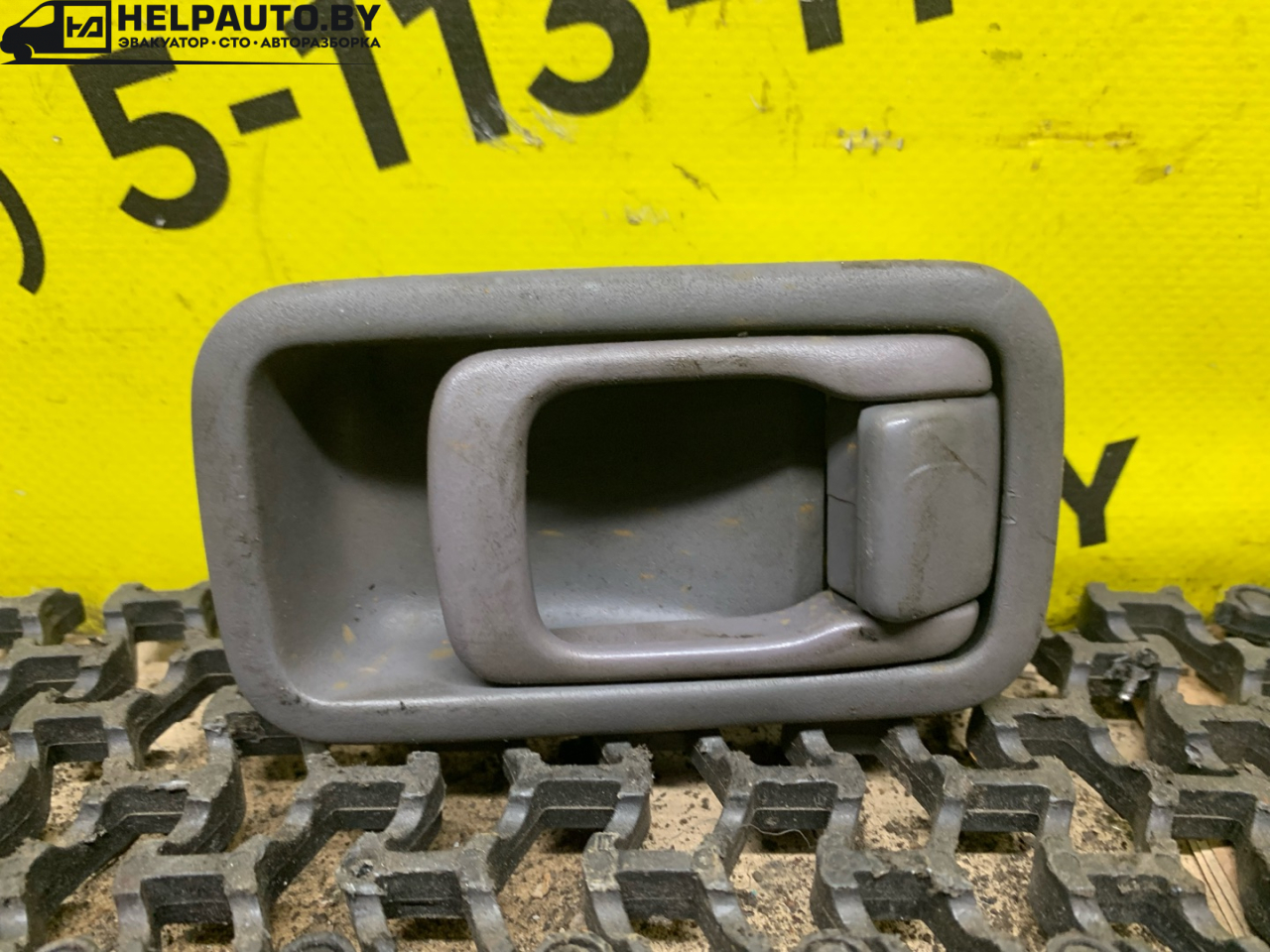 ручка внутренняя передняя левая Nissan Serena C23 1992, 2.0 л., дизель, МКПП, серебро, минивэн, передний привод - фото №1