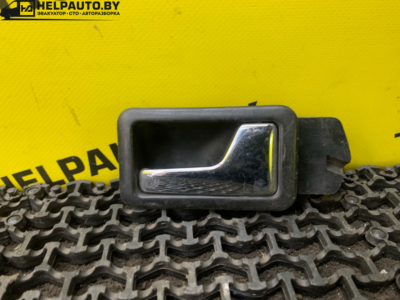 ручка внутренняя задняя правая Audi 80 8C/B4 1994, 2.0 л., бензин, МКПП, зеленый, седан, передний привод - фото №1