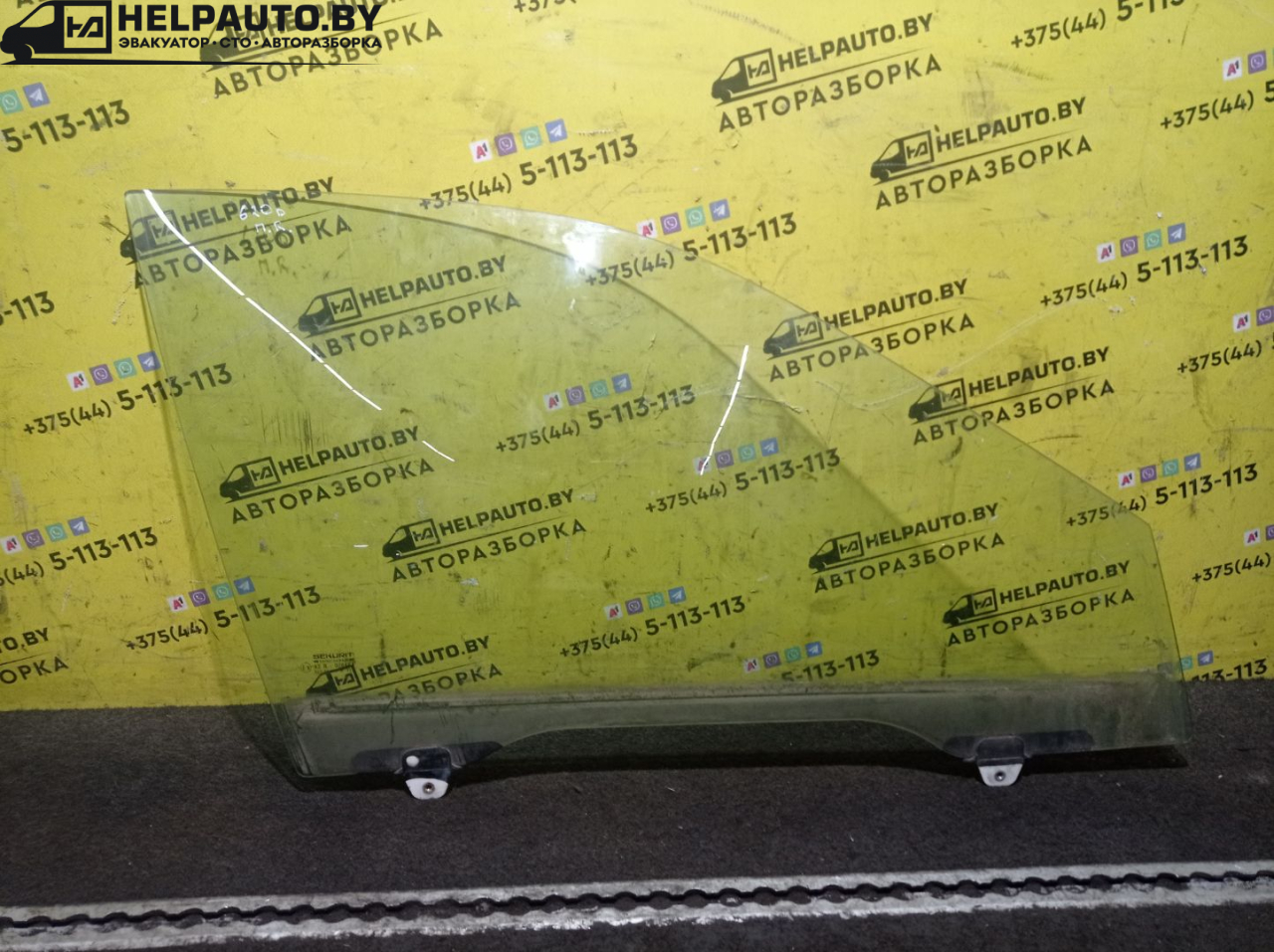 стекло двери передней правой Rover 600 Series 1 поколение 1997, 2.0 л., дизель, МКПП, синий, седан, передний привод - фото №1