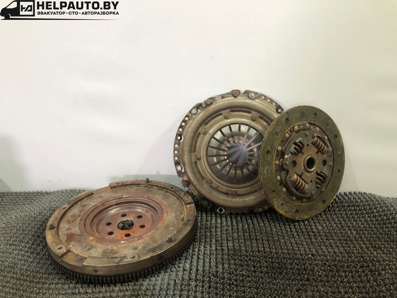 комплект сцепления Ford Mondeo 1 поколение 1996, 2.0 л., бензин, МКПП, серебристый, седан, передний привод - фото №1