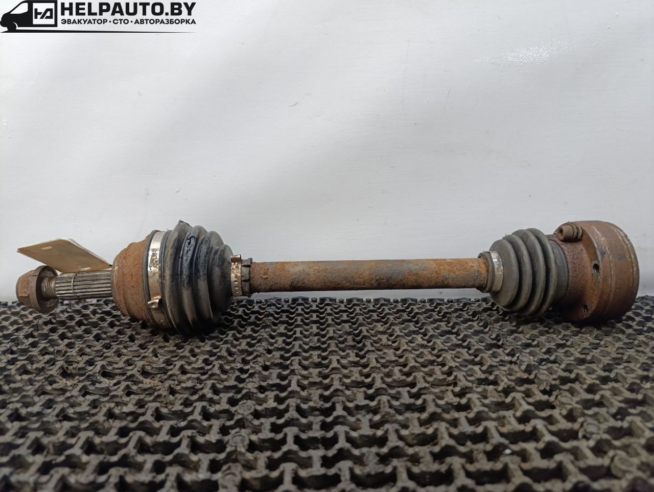 полуось передняя левая (приводной вал, ШРУС) Volkswagen Polo 3 поколение 1999, 1.4 л., бензин, МКПП, черный, хетчбэк 3 дв., передний привод - фото №1
