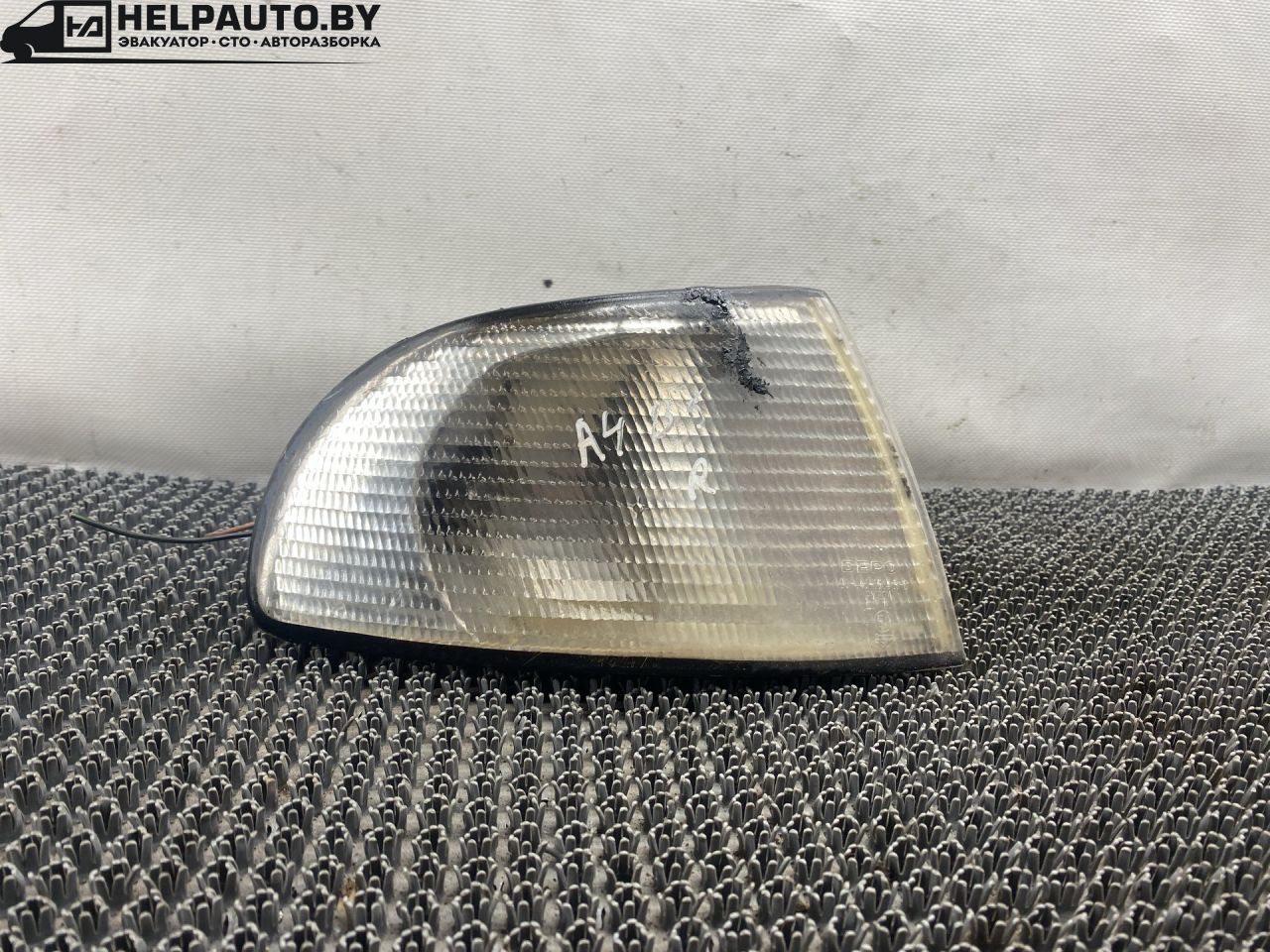 поворотник правый Audi A4 B5 1999, 1.8 л., бензин, АКПП, черный, универсал, передний привод - фото №1