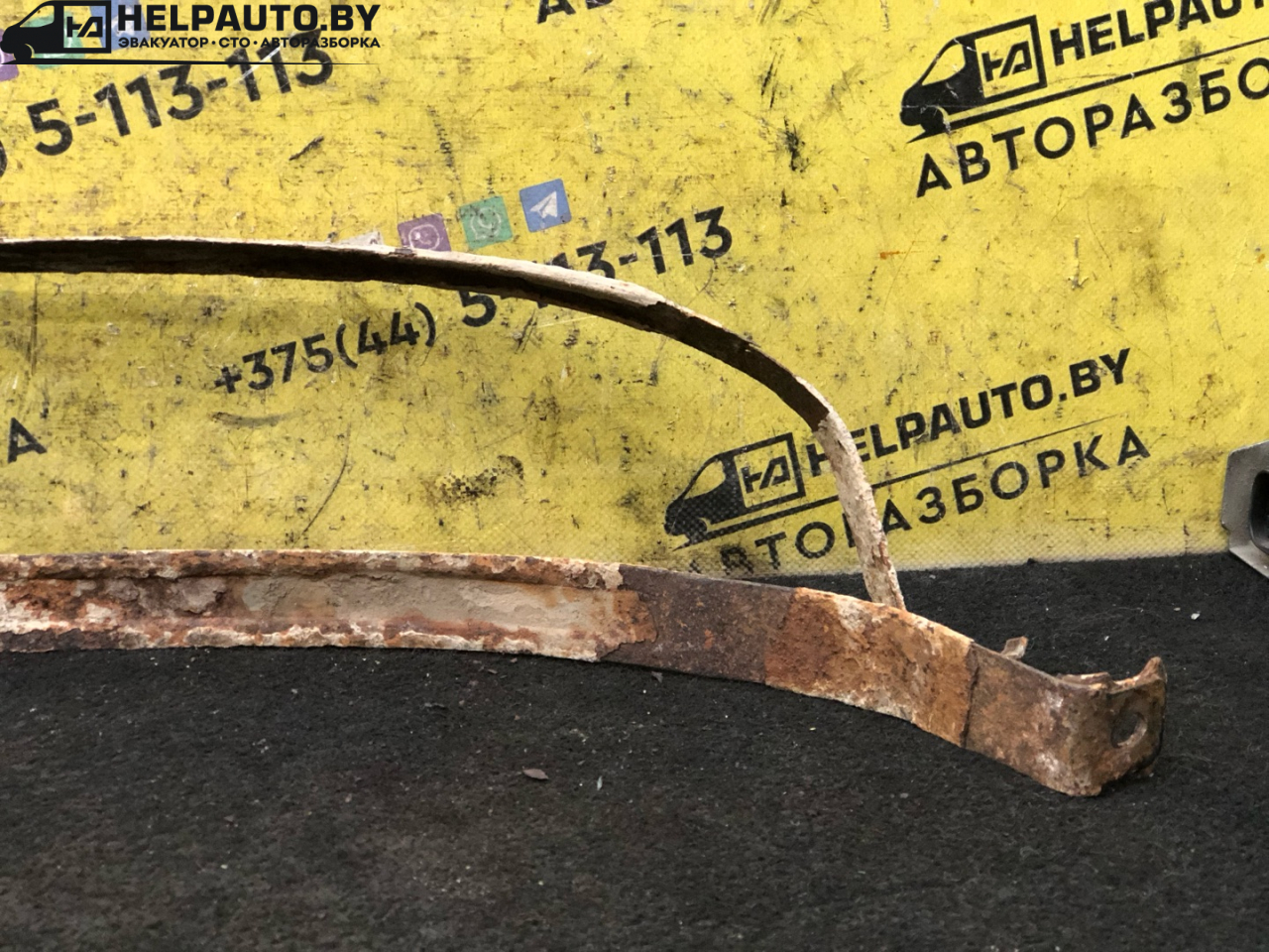 крепление бака топливного Volkswagen Passat B3 1988, 1.8 л., бензин, МКПП, белый, седан, передний привод - фото №1