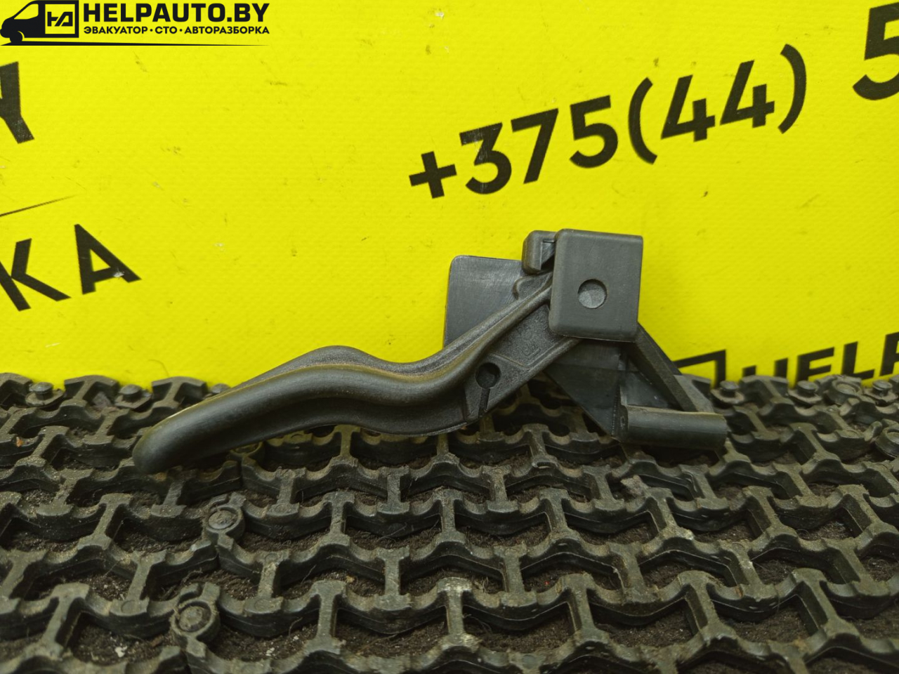ручка открывания капота Opel Astra G 1998, 1.4 л., X 14 XE, бензин, МКПП, серебро, универсал, передний привод - фото №1