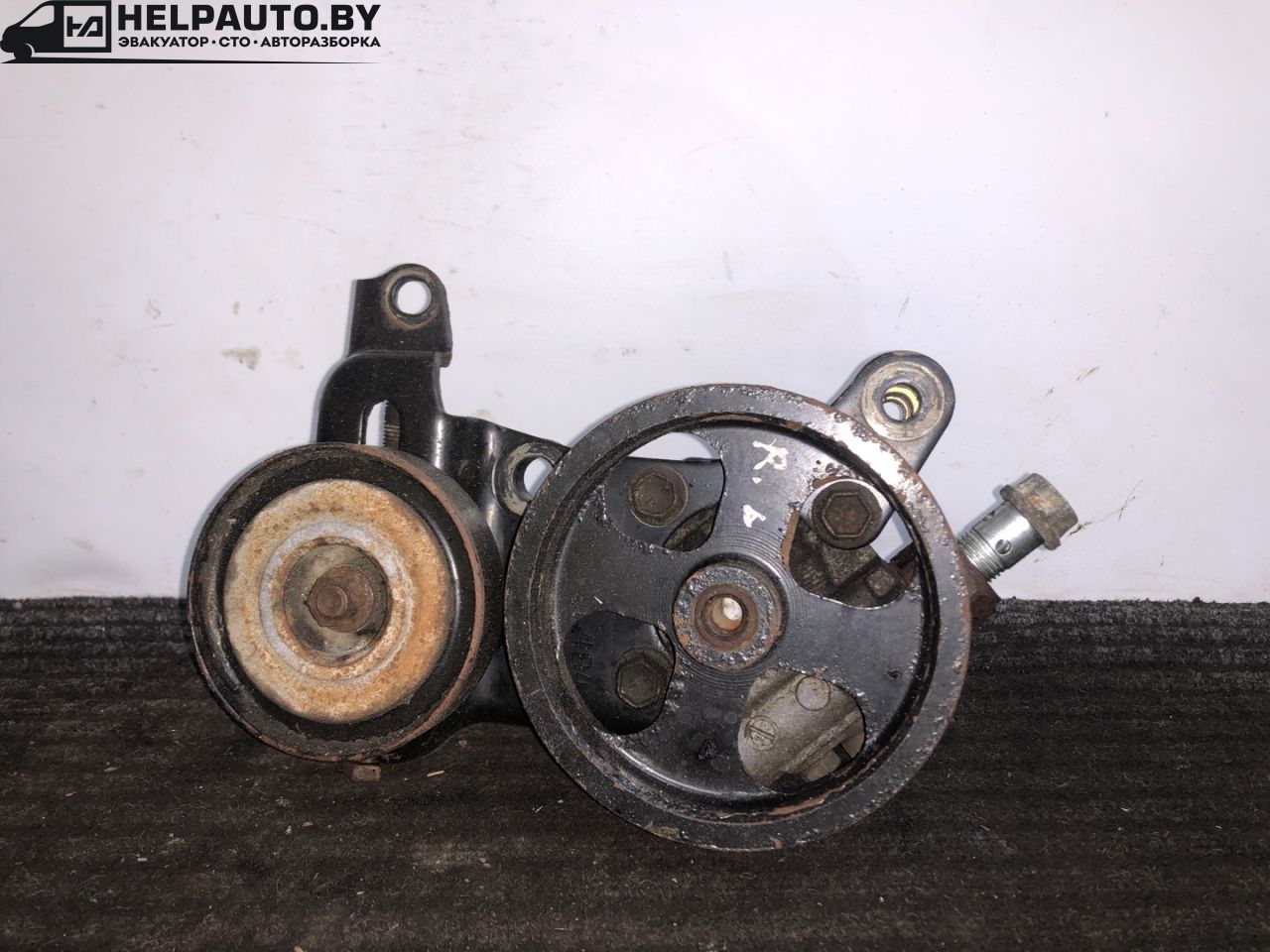 насос гидроусилителя руля Toyota RAV4 2 поколение (XA20) 2002, 2.0 л., дизель, МКПП, серебристый, седан - фото №1