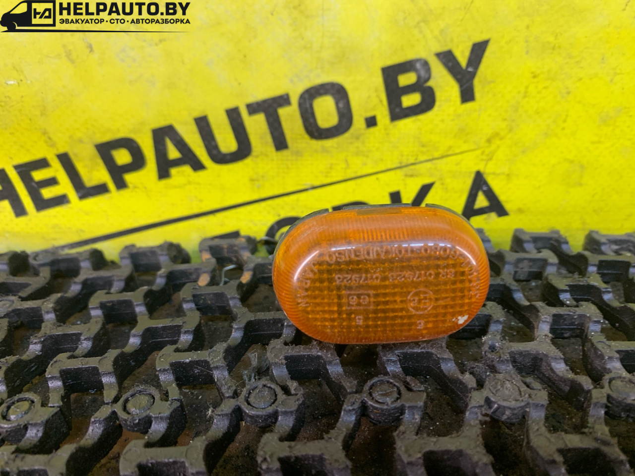 повторитель поворота на крыле Suzuki Baleno 1 поколение 1998, 1.3 л., G13B, бензин, МКПП, синий, седан, передний привод - фото №1