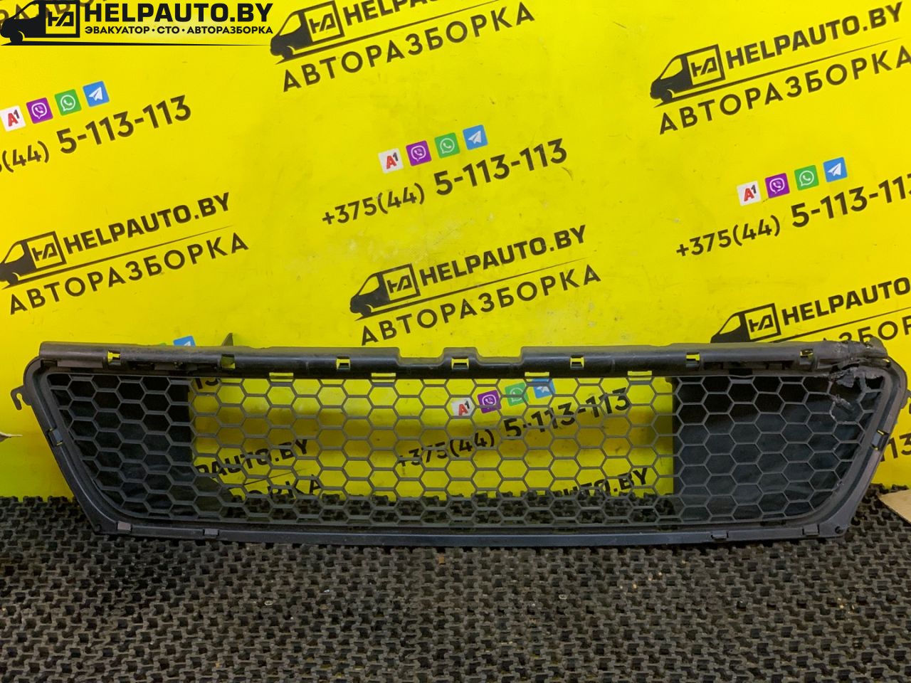 заглушка (решетка) в бампер Dacia Sandero 1 поколение 2008, 1.4 л., K7J 714, бензин, МКПП, серый, хетчбэк 5 дв., передний привод - фото №1