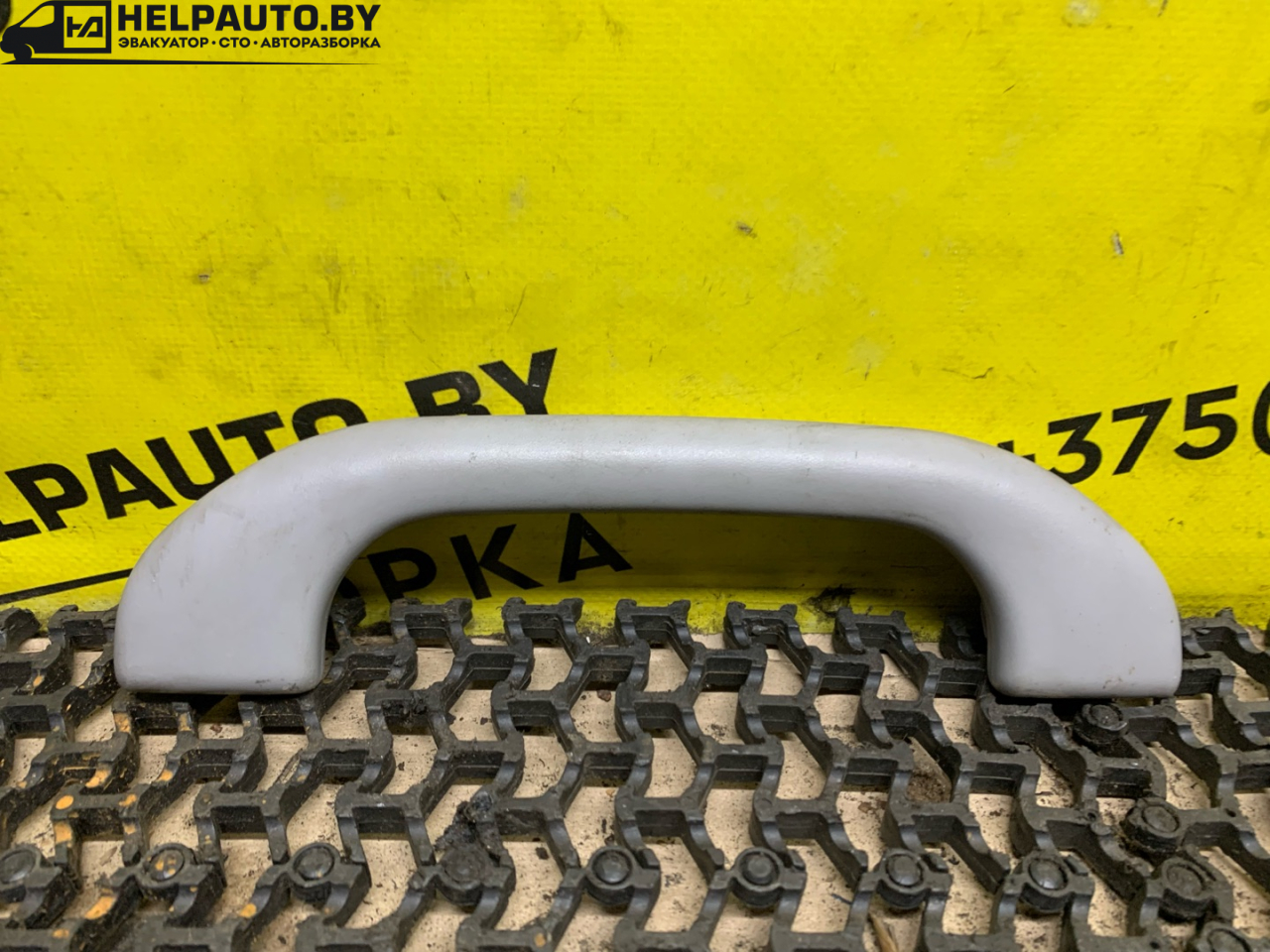 ручка внутренняя потолочная Mitsubishi Carisma 1 поколение (1995 - 1999), 1.8 л., 4G93 (GDI), бензин, МКПП, серебро, хетчбэк 5 дв., передний привод - фото №1