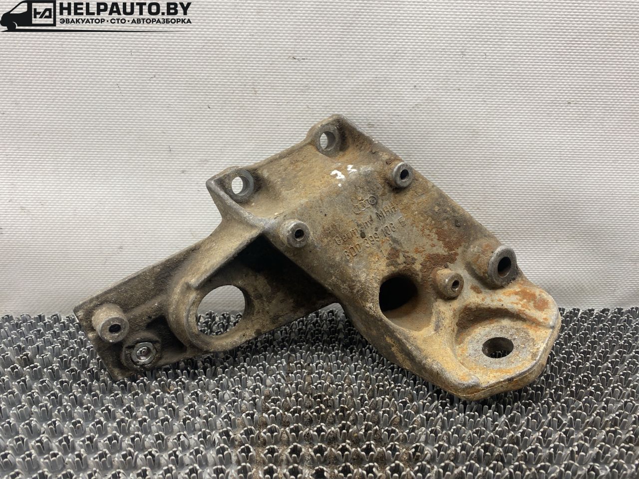 кронштейн КПП Audi A4 B5 1999, 1.8 л., бензин, АКПП, черный, универсал, передний привод - фото №1