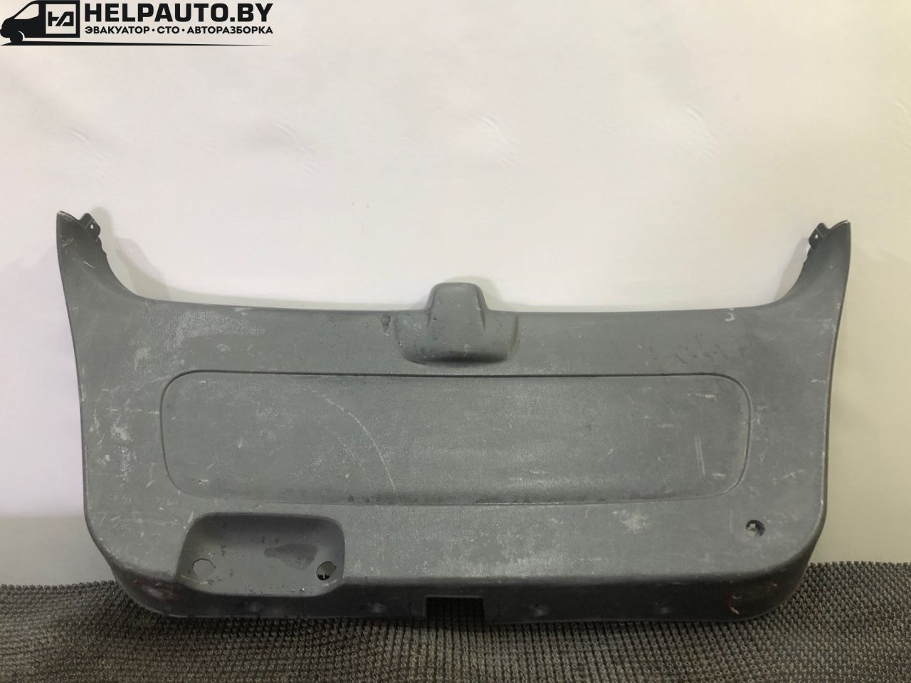 обшивка крышки багажника Kia Sorento 1 поколение 2005, 2.4 л., G4JS, бензин, МКПП, красный, внедорожник 5 дв., полный подключаемый привод - фото №1