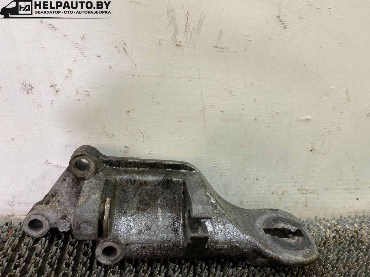 кронштейн двигателя Volkswagen Polo 2 поколение 1990, 1.3 л., бензин, МКПП, синий, хетчбэк 3 дв., передний привод - фото №1