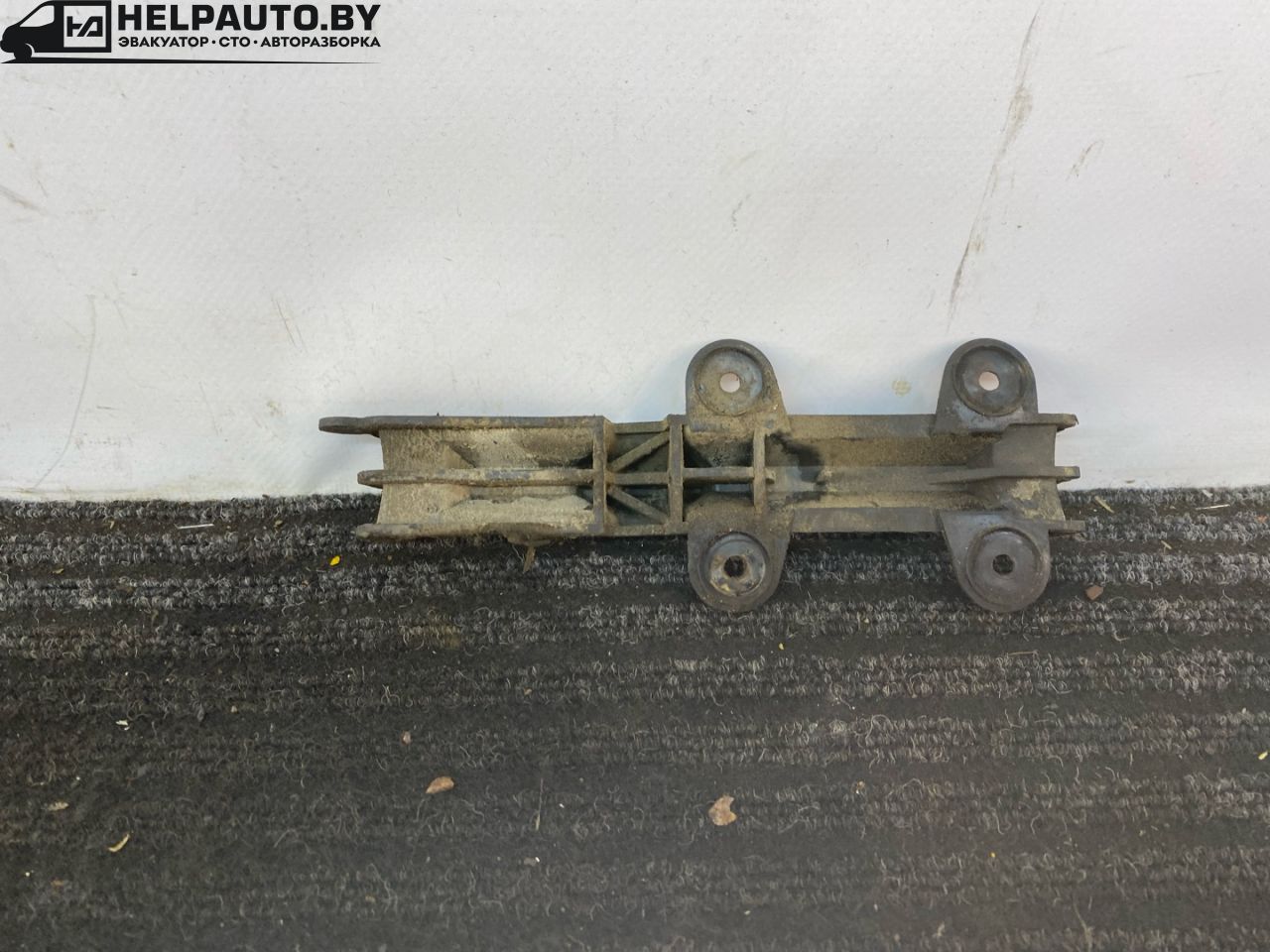 Крепление бампера переднего Audi 80 B3 89/B3 1987, 1.8 л., бензин, МКПП, серый, седан, передний привод, 893807253 - фото №1