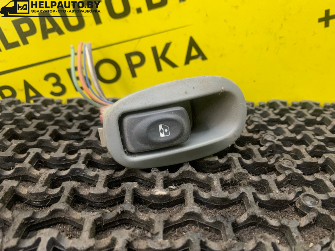 кнопка стеклоподъемника заднего левого Renault Scenic RX4 1 поколение 2003, 2.0 л., F4R 744, бензин, МКПП, синий, внедорожник 5 дв. - фото №1