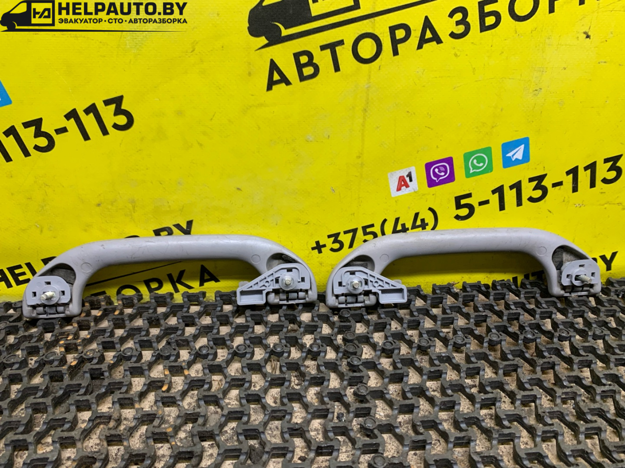 ручка внутренняя потолочная Mitsubishi Carisma 1 поколение (1995 - 1999), 1.8 л., 4G93 (GDI), бензин, МКПП, серебро, хетчбэк 5 дв., передний привод - фото №1