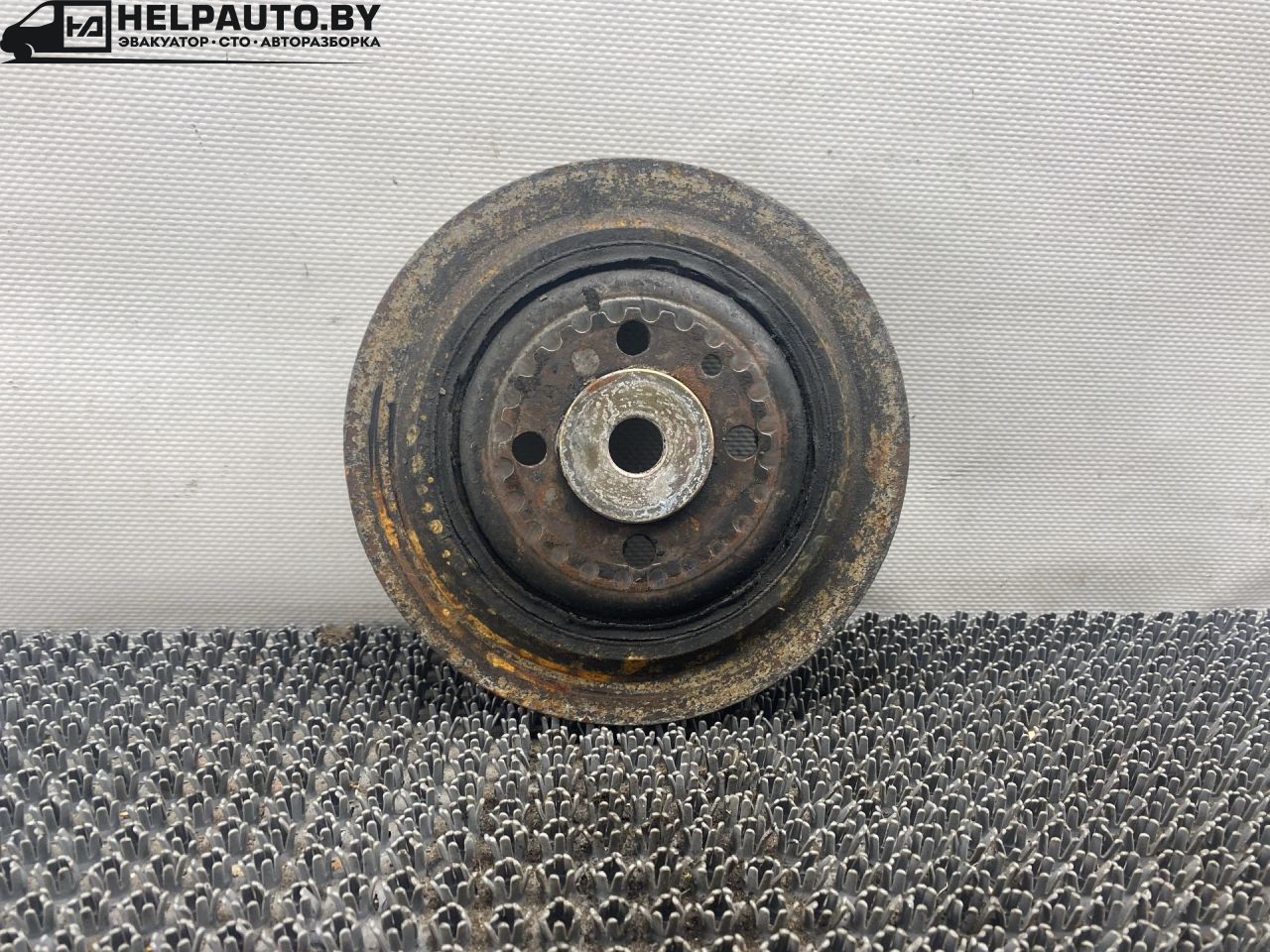 шкив коленвала Mitsubishi Lancer 7 поколение 1996, 2.0 л., дизель, МКПП, белый, универсал, передний привод - фото №1
