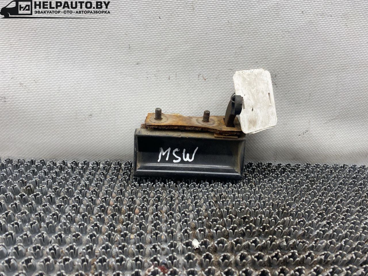 ручка открывания багажника Mitsubishi Space Wagon 2 поколение (Typ N30/N40) 1994, 2.0 л., 4D68 T, дизель, МКПП, серый, минивэн - фото №1