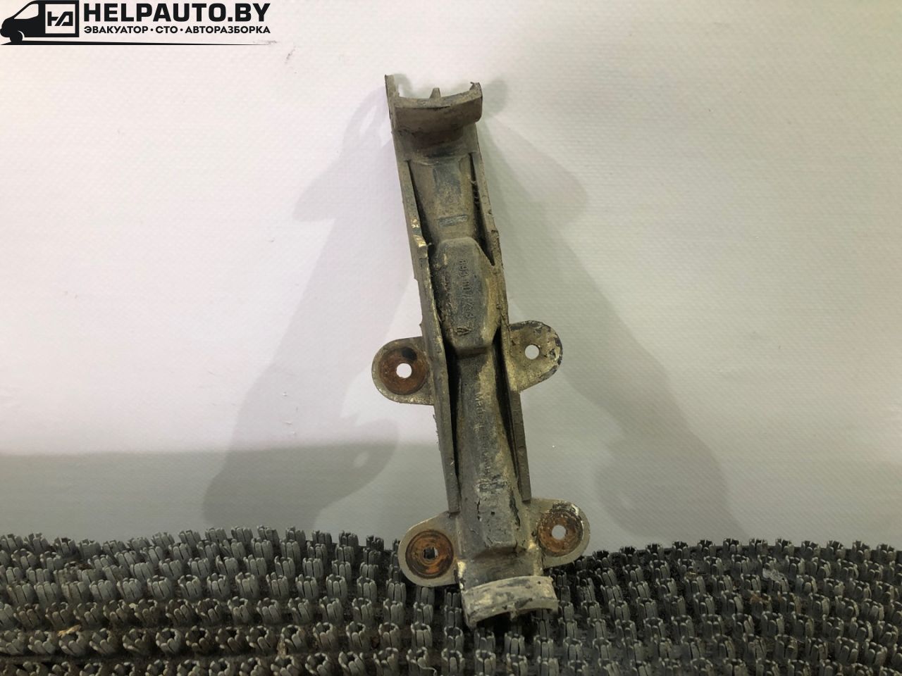 Крепление бампера переднего Audi 80 B3 (1986 - 1991), 1.8 л., бензин, МКПП, серый, передний привод - фото №1