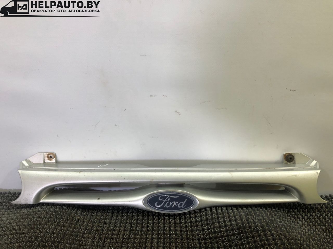 решетка радиатора Ford Mondeo 1 поколение 1996, 2.0 л., бензин, МКПП, серебристый, седан, передний привод - фото №1