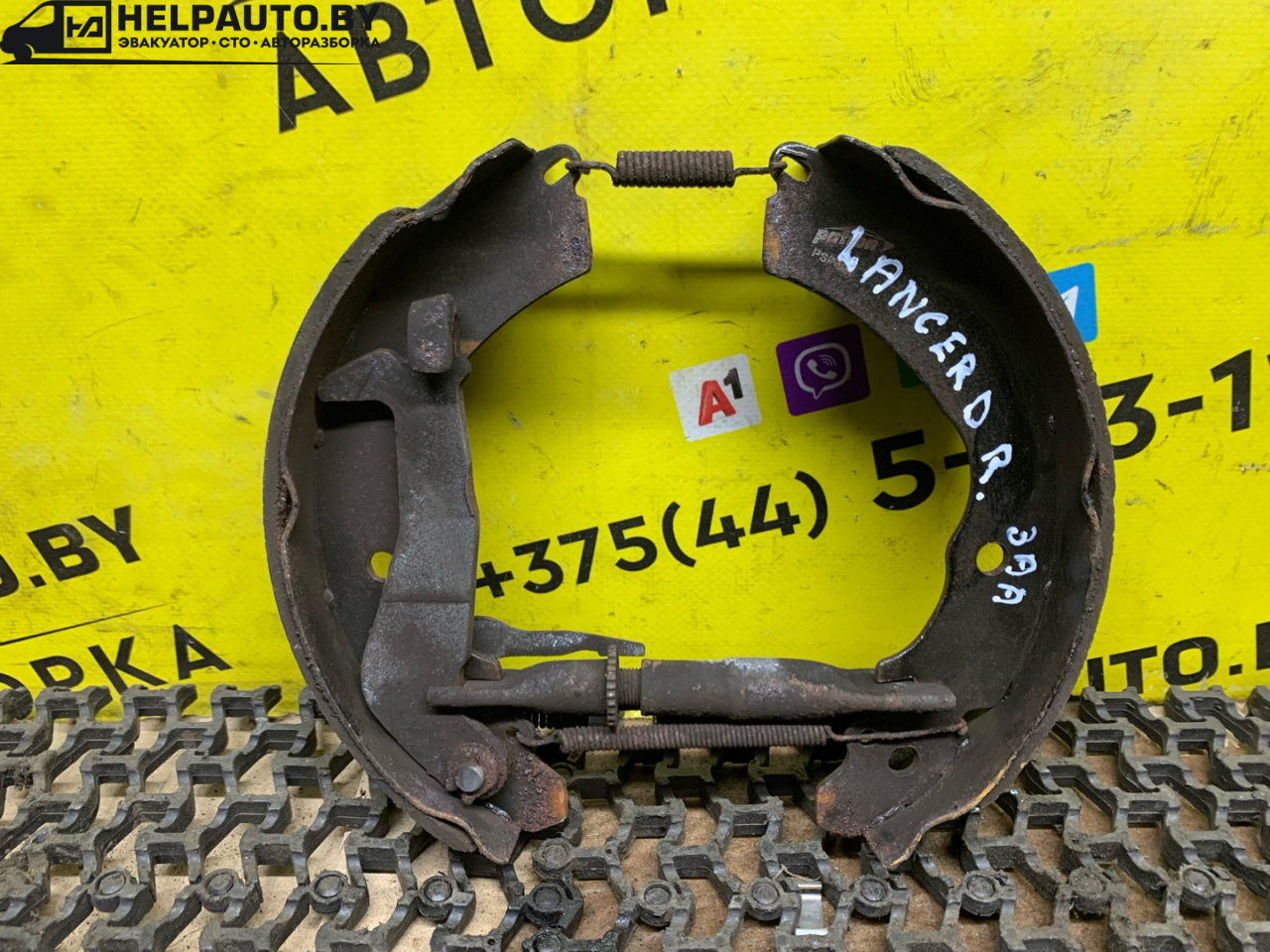 механизм развода задних тормозных колодок Mitsubishi Lancer 7 поколение 1996, 2.0 л., дизель, МКПП, белый, универсал, передний привод - фото №1