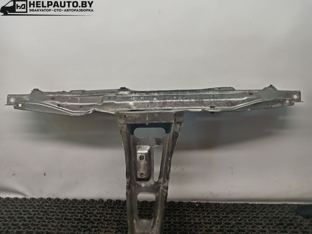 передняя панель крепления облицовки (телевизор) Audi 80 B3 89/B3 1987, 1.8 л., бензин, МКПП, серый, седан, передний привод - фото №1