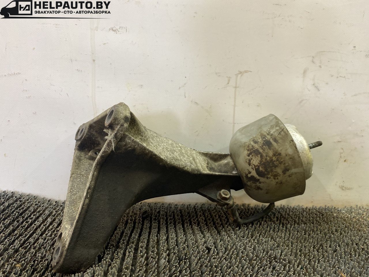 подушка крепления двигателя Audi A4 B5 1999, 1.8 л., бензин, АКПП, черный, универсал, передний привод - фото №1