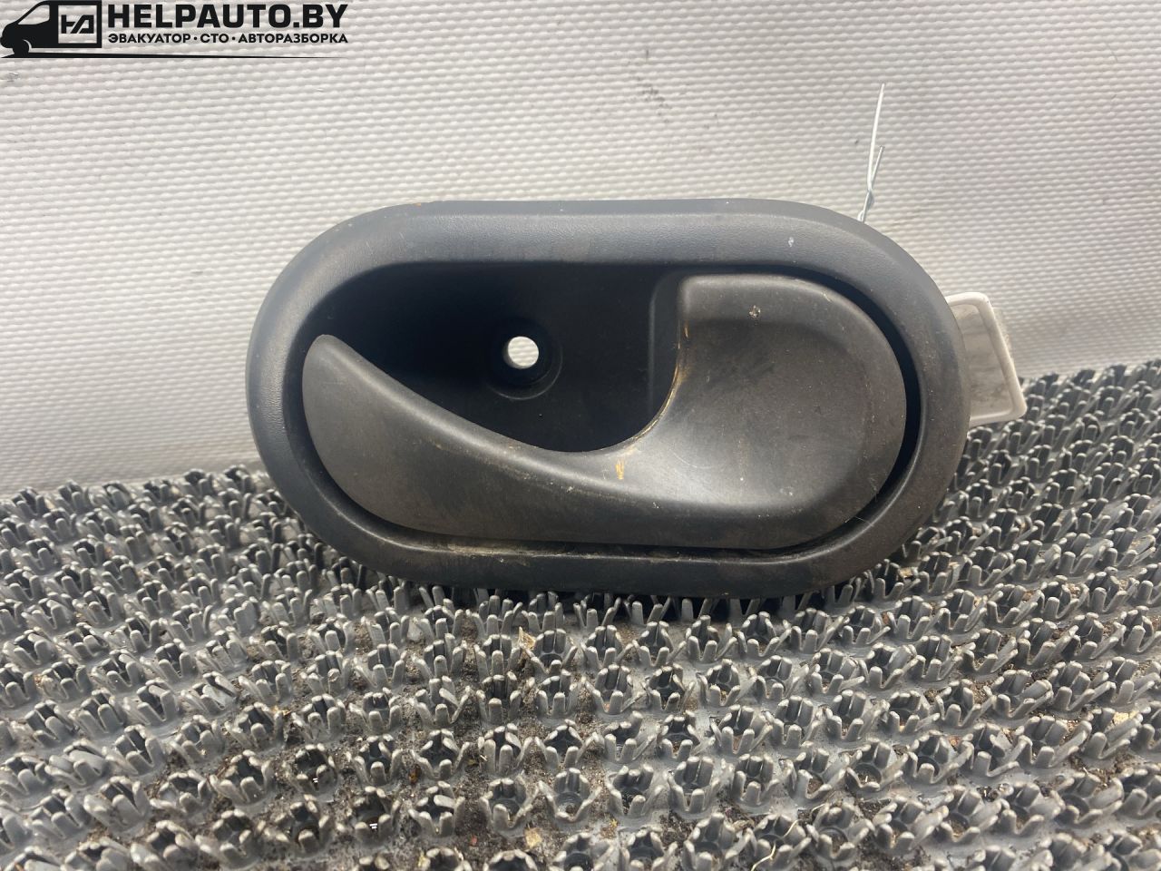 ручка внутренняя передняя правая Dacia Sandero 1 поколение 2008, 1.4 л., K7J 714, бензин, МКПП, серый, хетчбэк 5 дв., передний привод - фото №1